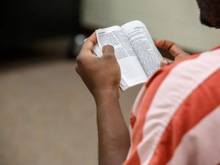 prisoner reading bible